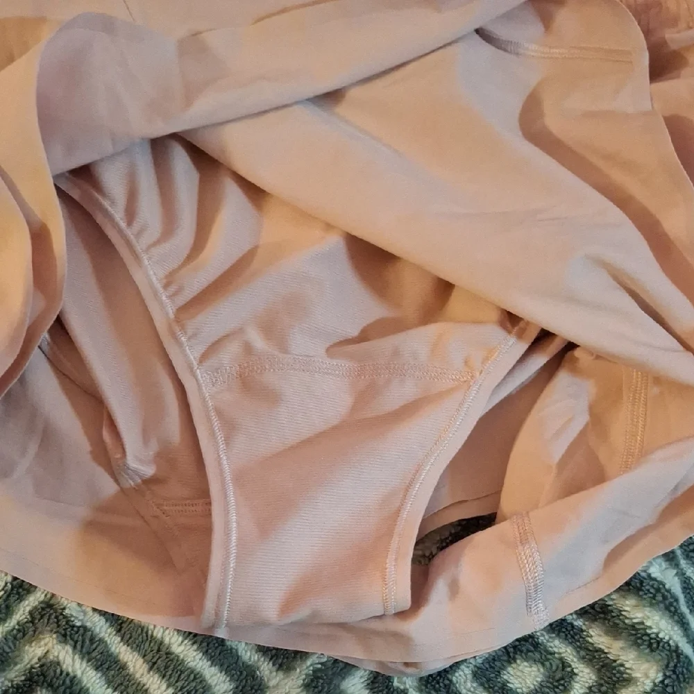 Lululemon Shake It Out High-Rise 2.5” Shorts Pink Pear XL - Picture 8 of 12